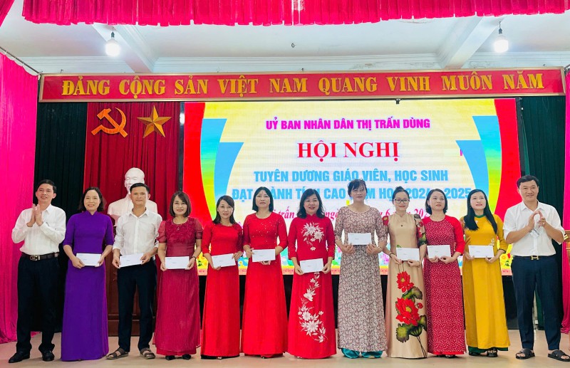 Thị trấn Dùng tổ chức Hội nghị tuyên dương các giáo viên và học sinh đạt thành tích cao năm học 2024 -2025!