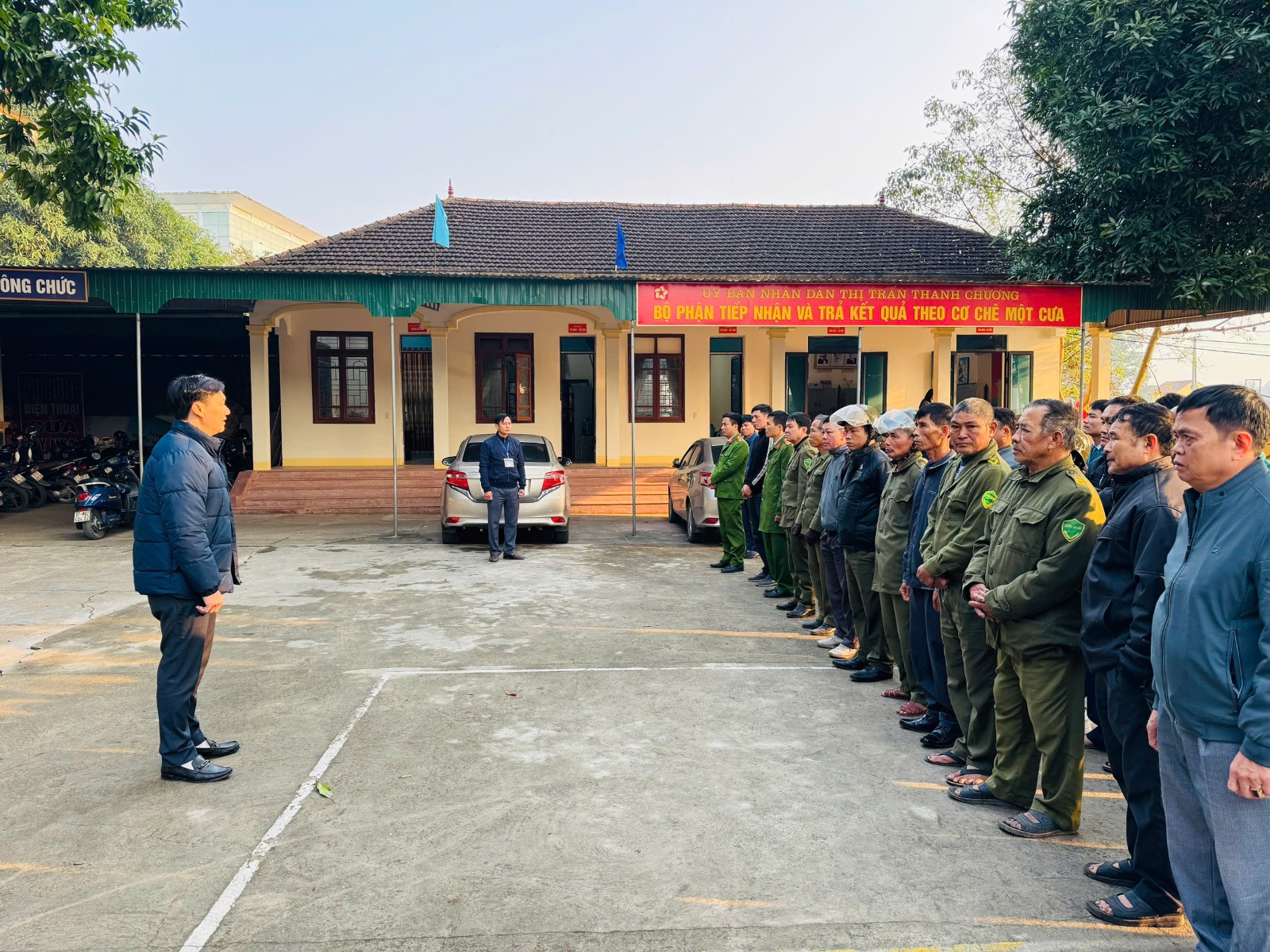 đồng chí Tưởng Đăng Hào - PBT Đảng ủy, Chủ tịch UBND thị trấn Dùng phát biểu giao nhiệm vụ cho toàn lực lượng