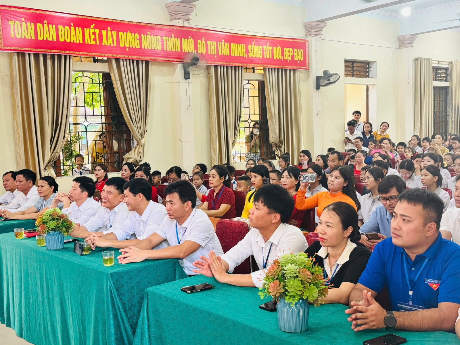 Các đại biểu cùng đông đảo giáo viên và học sinh tham dự hội nghị